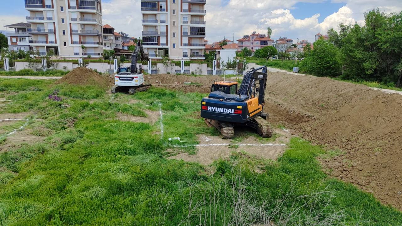 Konut yanındaki arsada iki ekskavatör ile hafriyat