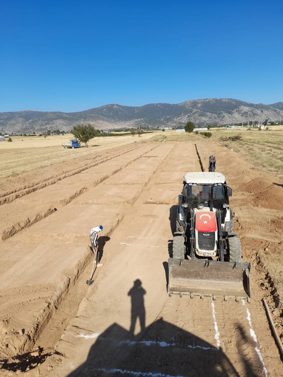 Hidromek kepçeli yükleyici ile temel kazısı sahasında çalışma