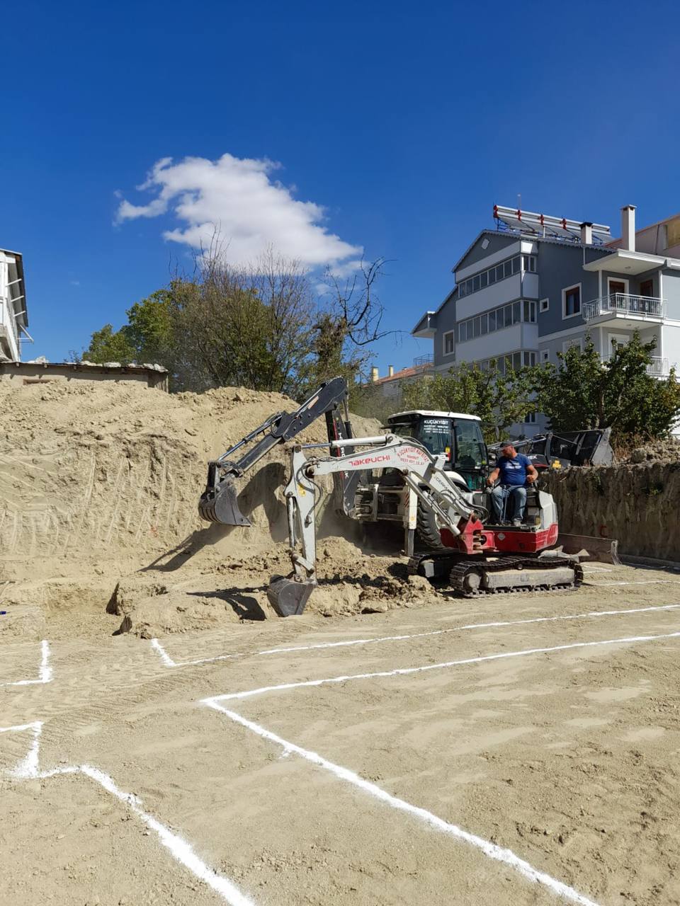 Takeuchi mini ekskavatör ve Hidromek kepçeli yükleyici ile çalışma