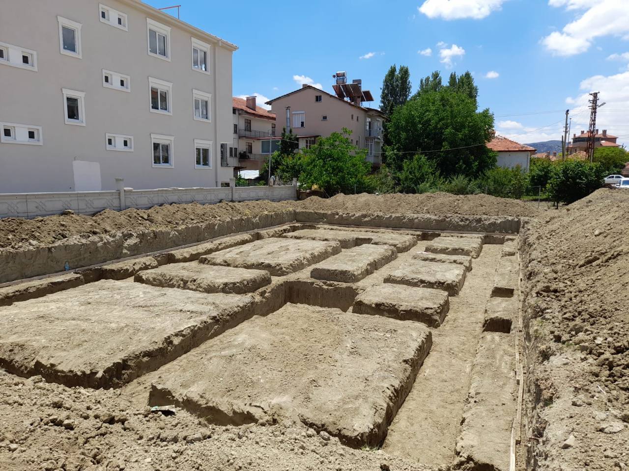 Temel kazısı tamamlanmış inşaat sahası, radye temel kalıpları açılmış
