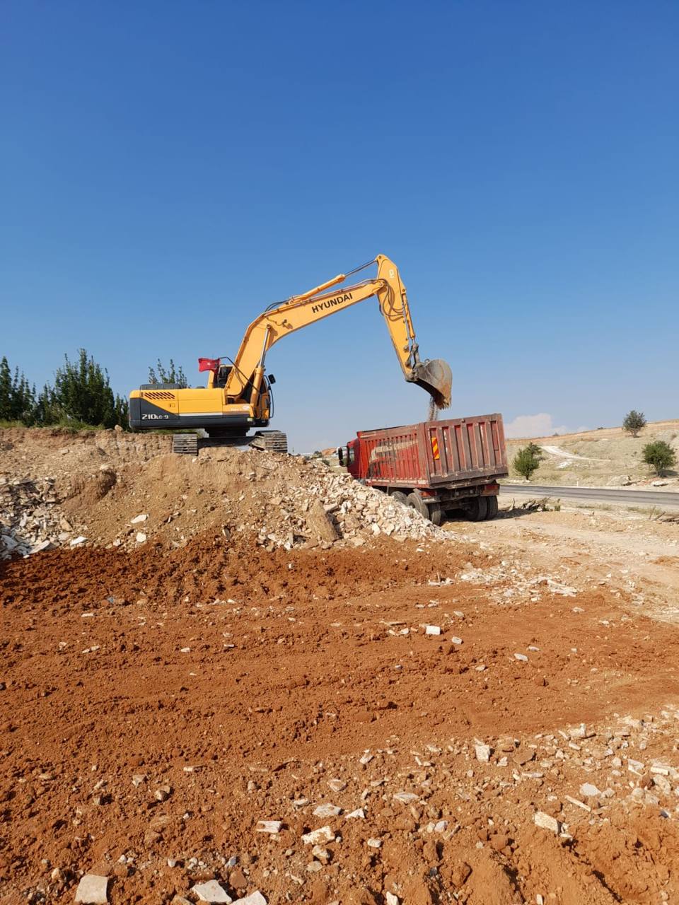 Kırmızı topraklı sahada yükleme